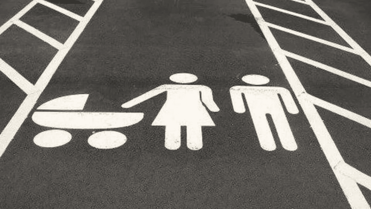 Обов’язкові паркомісця для авто, що перевозять дітей до трьох років: підписано закон